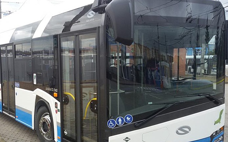 V Jirkově někdo vystřelil na trolejbus! Střela rozbila sklo