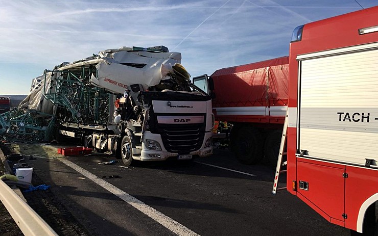 FOTO: Při tragické nehodě dvou kamionů zemřel ráno spolujezdec, řidič je v nemocnici