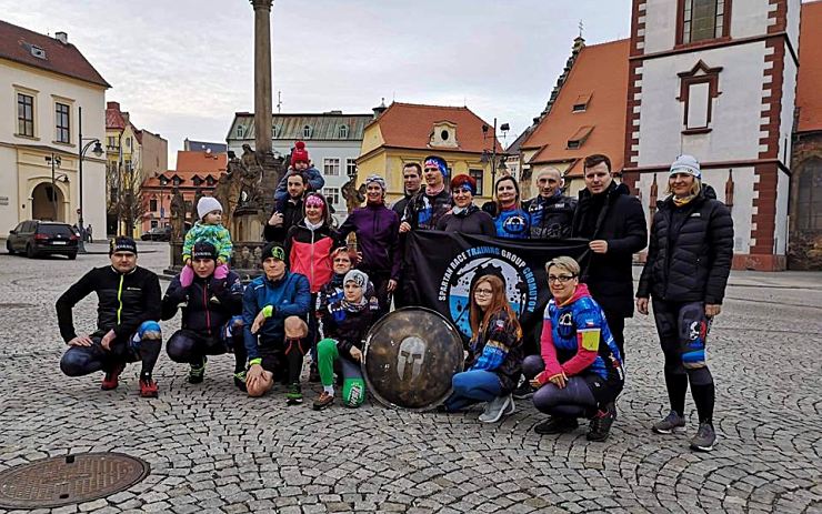 Spartanská odysea: Sportovci z měst si mezi sebou předávají štít, pomáhají tím dětem