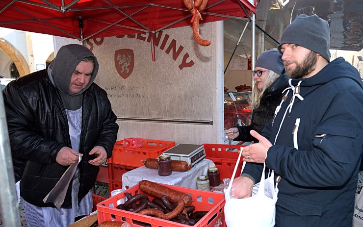 Nejlepší jitrnice dělá tenhle řezník z Poděbrad, rozhodli návštěvníci zabijačkových hodů v Chomutově