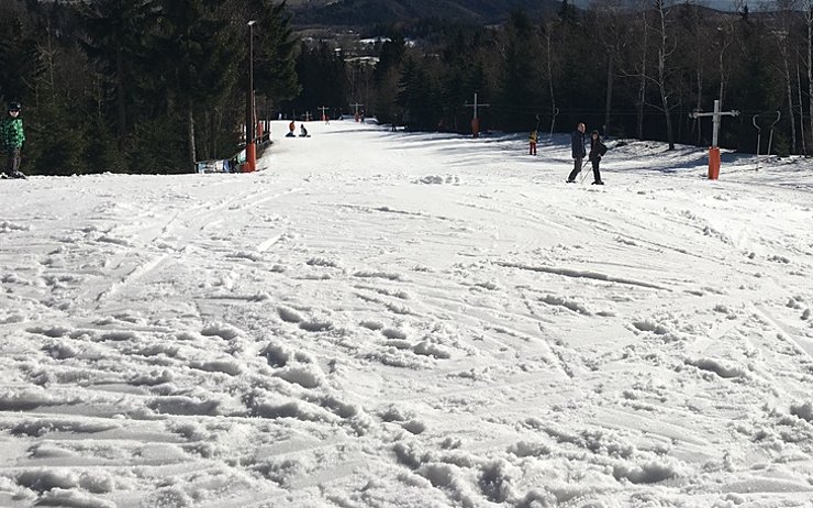 Sníh kvůli teplu a dešti mizí před očima. Skiareály výrazně omezují provoz