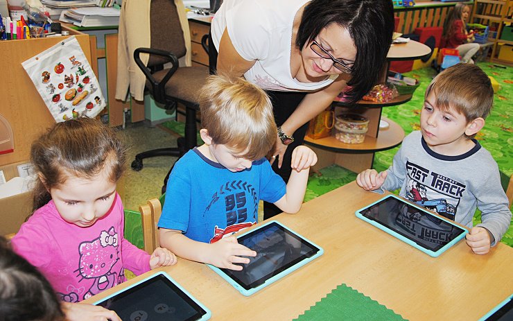 Už šest jirkovských školek učí děti na tabletech