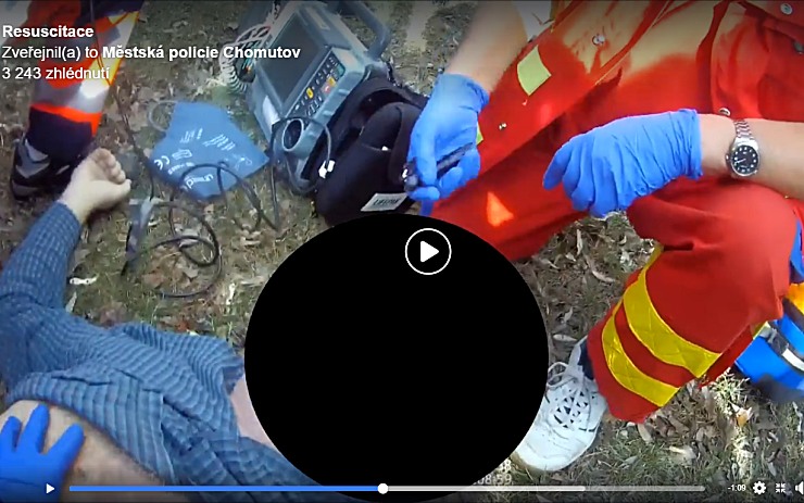 VIDEO: Boj o život kamerou strážníka. Takhle zachraňovali obyčejní lidé i profesionálové život řidiči, který zkolaboval
