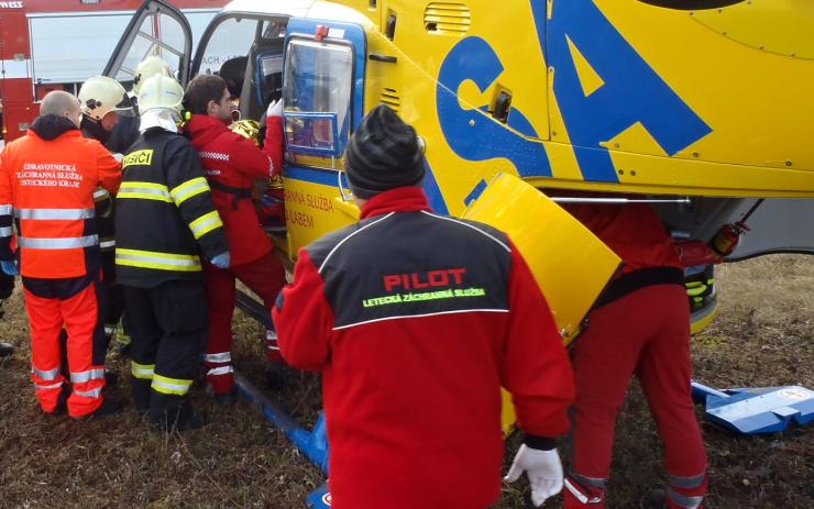 AKTUÁLNĚ: Hasiči vyprošťovali zaklíněného spolujezdce, pro pacienta mířil vrtulník