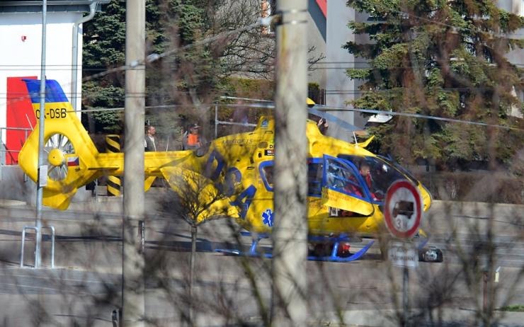 AKTUÁLNĚ: Pro pacienta letěl do Jirkova vrtulník, míří do Prahy
