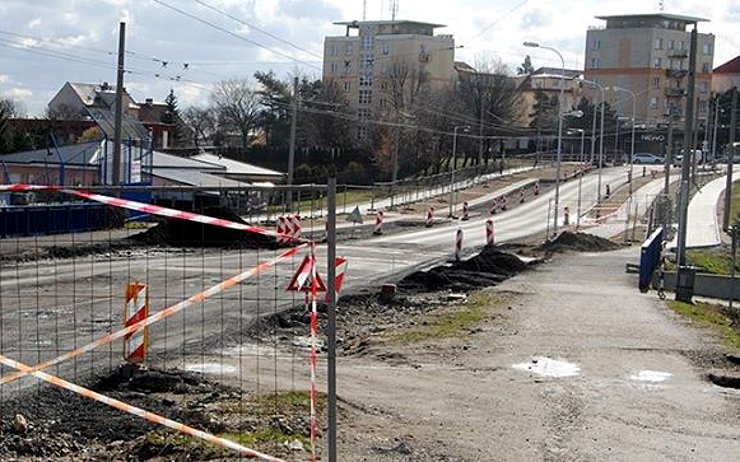 Stavba kruhového objezdu zkomplikuje v Jirkově na čtvrt roku dopravu. Takhle budou jezdit autobusy a trolejbusy