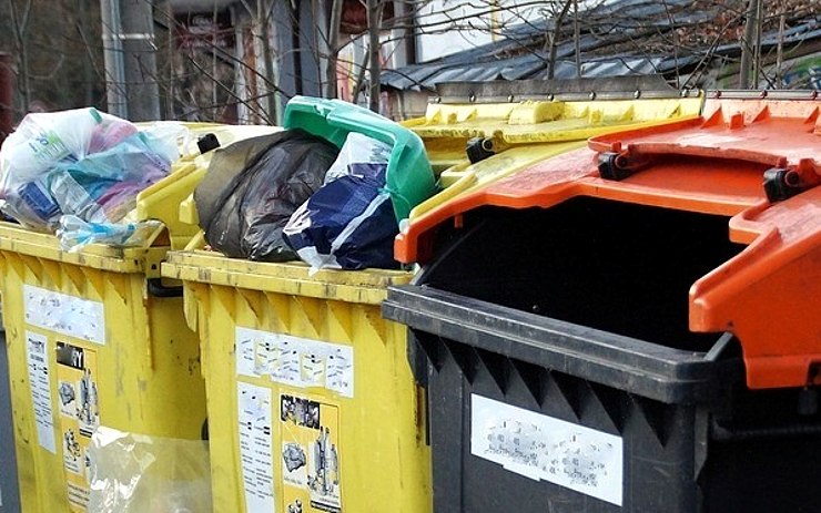 Třídíte? V Jirkově přibyly desítky popelnic na papír, plast i sklo