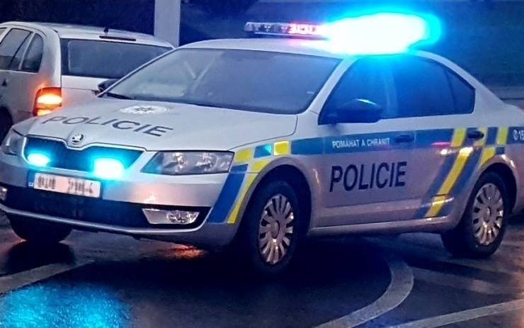 Roztržka u baru v Chomutově: Opilá žena (28) tady nadávala, válela se po zemi, a nakonec kopla policistu do břicha