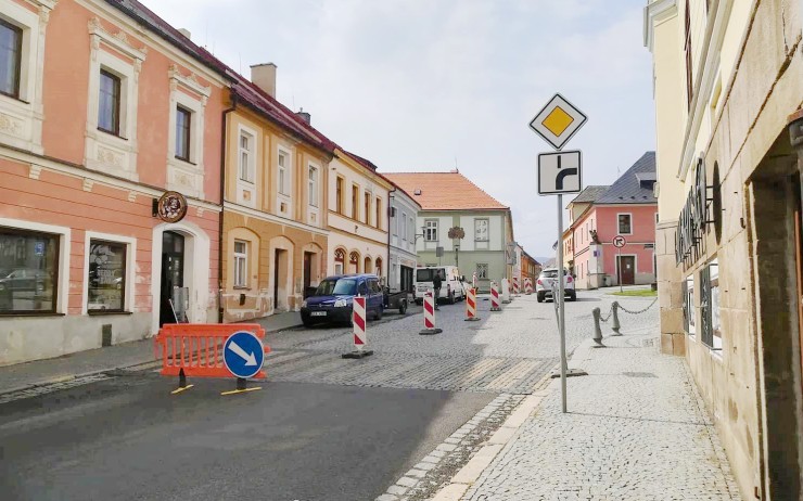 V Klášterci se začala opravovat spodní část náměstí, silnice je částečně uzavřena