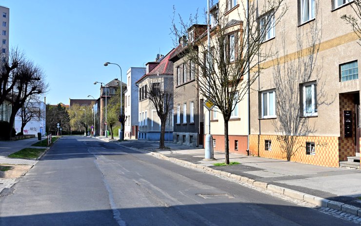 Část Husovy ulice v Chomutově se dočká ještě letos rekonstrukce, opraví se i parkoviště u zdravotního střediska