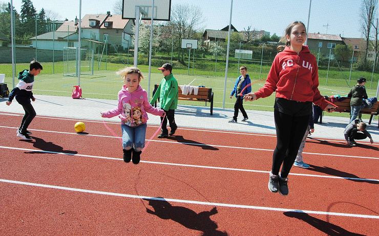 OBRAZEM: Jirkovští školáci mají nové sportoviště za více než 7 milionů korun