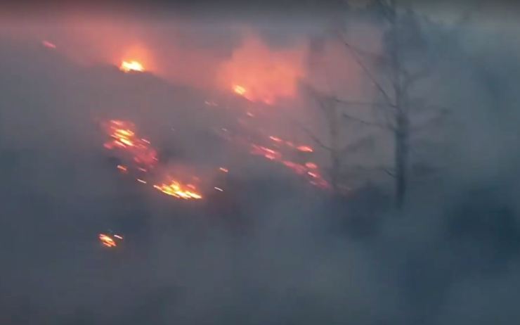 VIDEO: V Krušných horách zuřil v noci obrovský požár! Hasiči jsou stále na místě