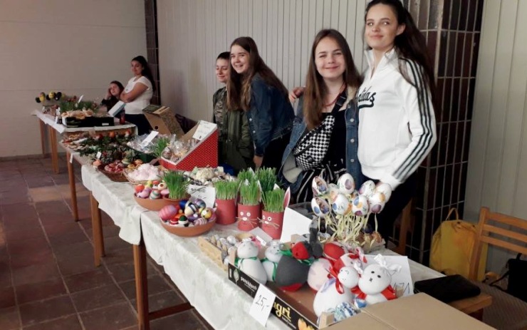 Školáci prodávali na velikonočním jarmarku. Utržené peníze věnovali handicapovaným spolužákům
