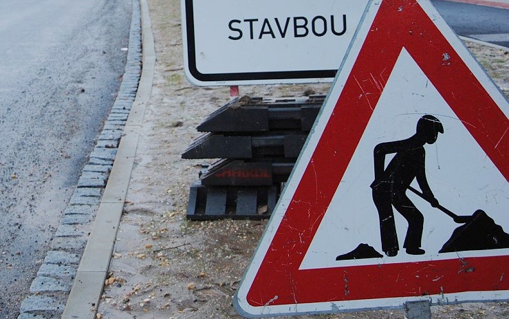 Nechoďte staveništěm! Jirkovská radnice varuje, že průchod stavbou ve Dvořákově ulici je nebezpečný
