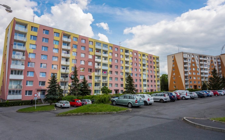Chomutov začíná vykupovat byty v problémových lokalitách. Pokud chcete byt městu prodat, musíte splnit 12 podmínek!
