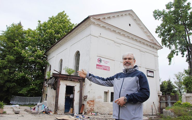 Z bývalé synagogy bude kulturní centrum. Jirkov nastínil, jak budou opravené prostory vypadat