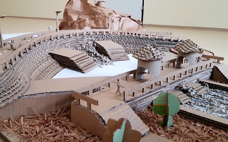 OBRAZEM: Studenti z Kadaně postavili kvůli soutěži přehradu z vlnité lepenky. Zvítězí?