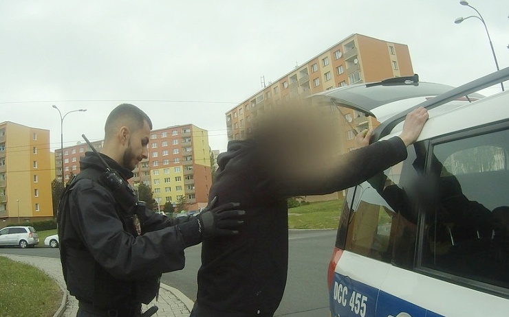 Strážníkům se podařilo zadržet dva muže, po kterých pátrala státní policie