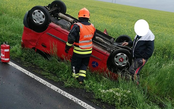 OBRAZEM: Nehoda na silnici Chbany - Poláky. Auto skončilo v poli na střeše