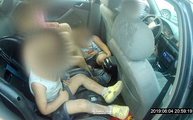 Žena vezla několik dětí v autě bez autosedaček. Jedno sedělo dokonce na podlaze!