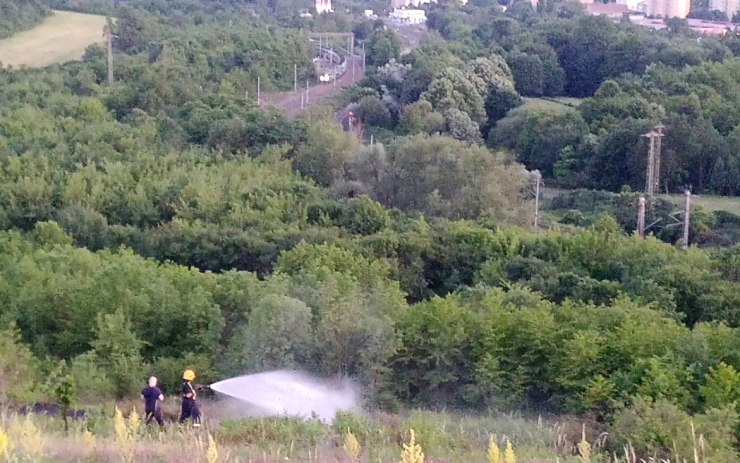 Z Bystřického kopce stoupal kouř. Hasiči tady zlikvidovali tři ohniska požáru