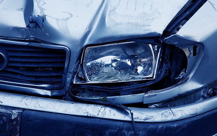 Opilý řidič (50) naboural v noci na chomutovském sídlišti dvě auta
