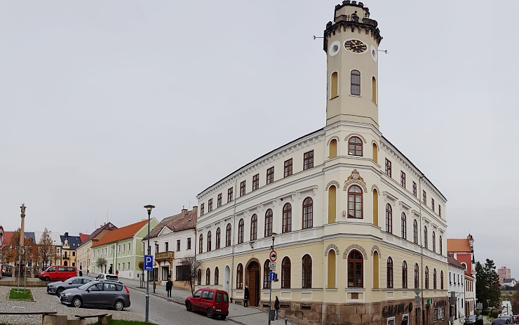 Na kláštereckém náměstí a v okolních ulicích nesvítí lampy. Bude se muset rozkopat chodník 