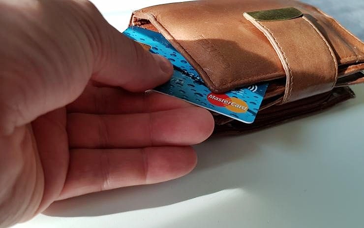 Muž si nechal peněženku, kterou našel v obchodě. Chytili ho za jeden den