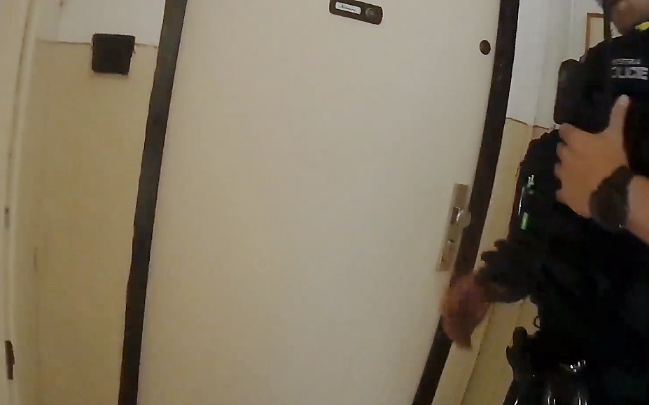 Žena volala z bytu o pomoc. Zůstala uvězněná na toaletě