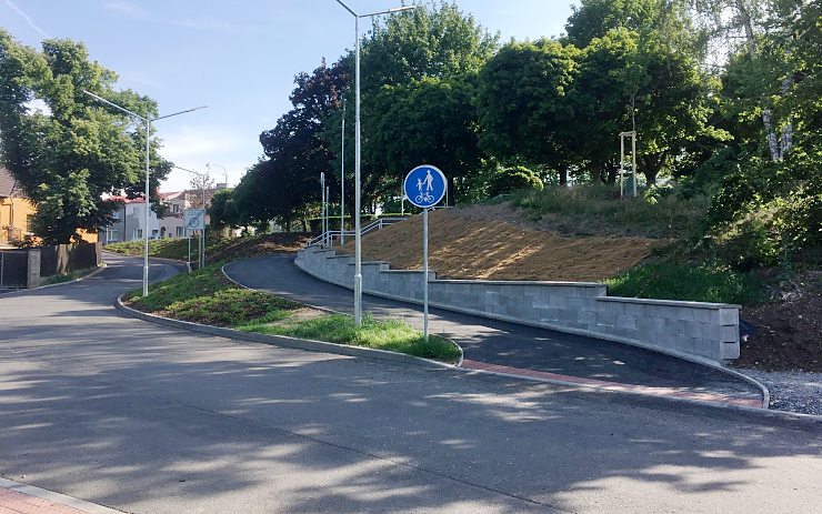 V Mýtné ulici je nová stezka pro pěší a cyklisty. Vyrostlo tady i nové schodiště