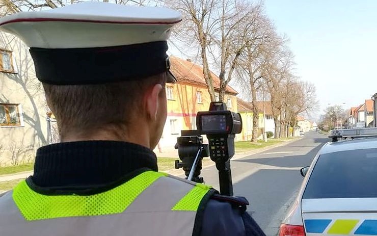 Alkohol i drogy za volantem, rychlá jízda, stovky pokut. Další prázdninový víkend byl na silnicích pod dohledem policie