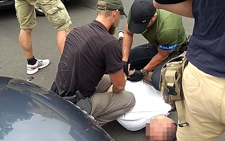 VIDEO: Nebezpečného dealera pervitinu zadržela zásahová jednotka přímo na ulici v Kadani!