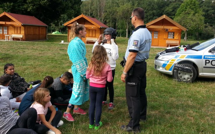 Neobvyklá návštěva na táboře: Děti si tam vyzkoušely práci policistů