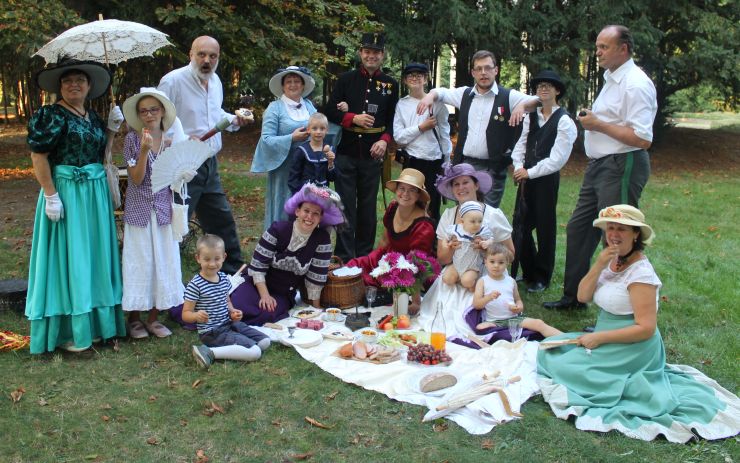 OBRAZEM: Spolek uspořádal v chomutovském parku dobový piknik