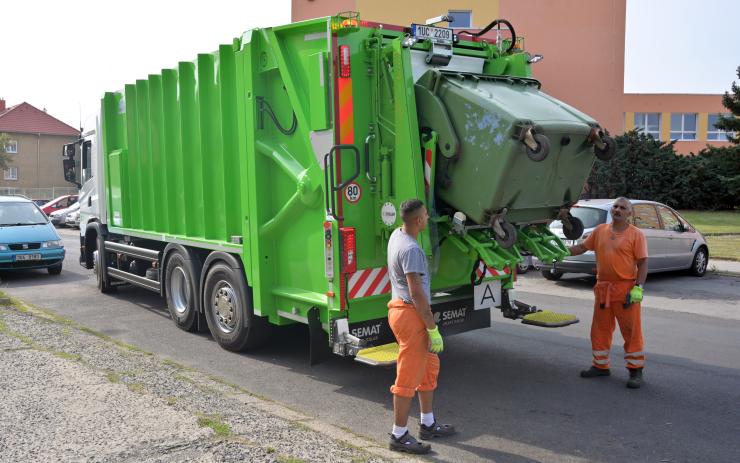 V Chomutově začal svážet odpad supermoderní popelářský vůz