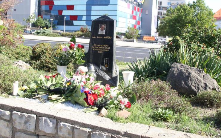 OBRAZEM: Uplynulo 11 let od smrti Romana Jedličky. Policista zemřel při pronásledování vraha
