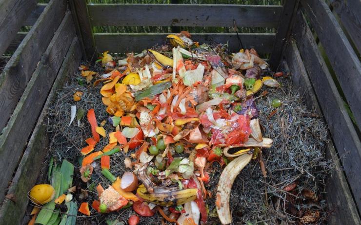 Vlastníci rodinných domů i zahrádek v Jirkově mohou do října žádat o kompostéry