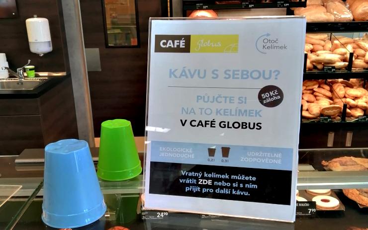 Konec zbytečných plastů? Globus ve svých kavárnách zavedl vratné kelímky