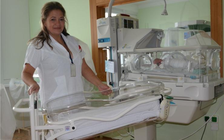 V chomutovské nemocnici mají nové polohovací postýlky pro novorozence