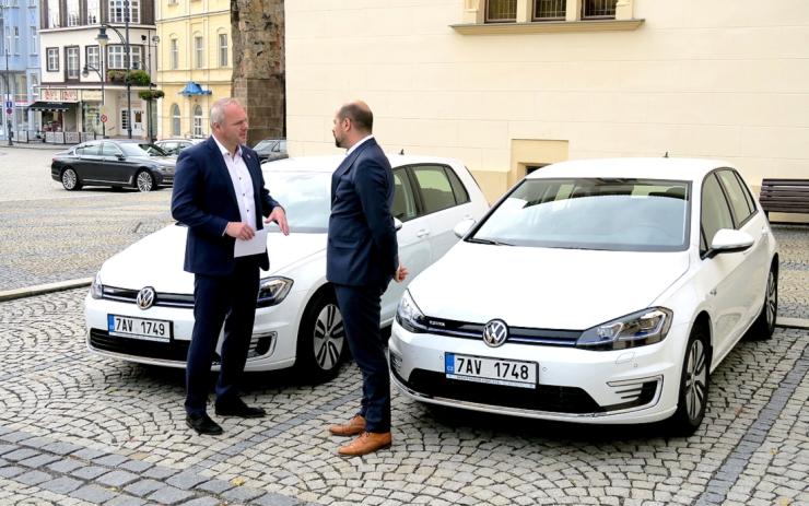 Vozový park chomutovské radnice rozšířily dva zbrusu nové elektromobily