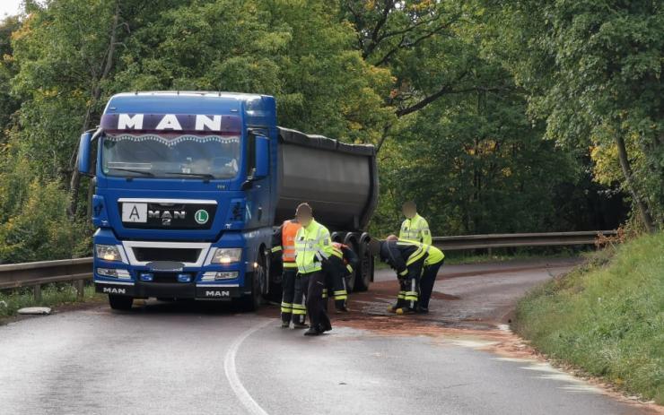 AKTUÁLNĚ: Nehoda dodávky na náklaďáku u Kadaně, silnice je uzavřena