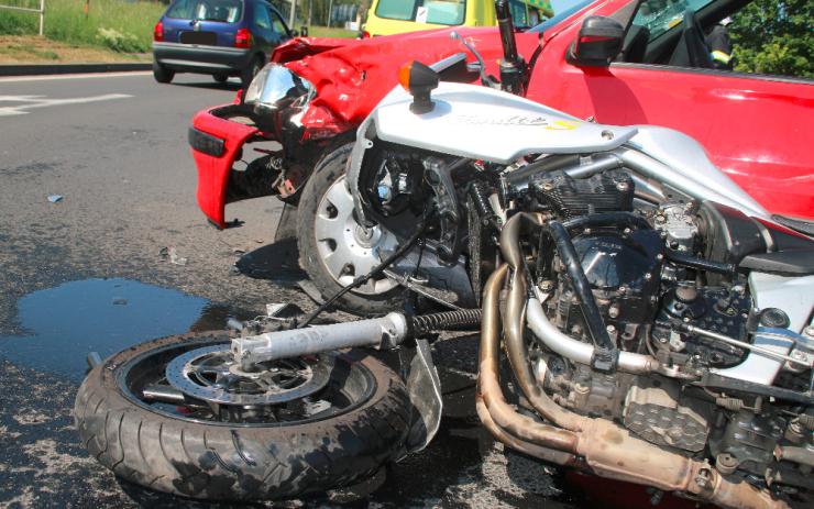 AKTUÁLNĚ: V Chomutově se srazilo osobní auto s motorkářem, dva zranění