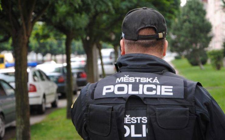 Městská policie v Jirkově hledá nové strážníky. Nabízí řadu benefitů