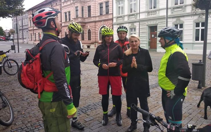 OBRAZEM: V Jirkově zakončili cyklistickou sezonu. Na náměstí se sešlo sedm statečných