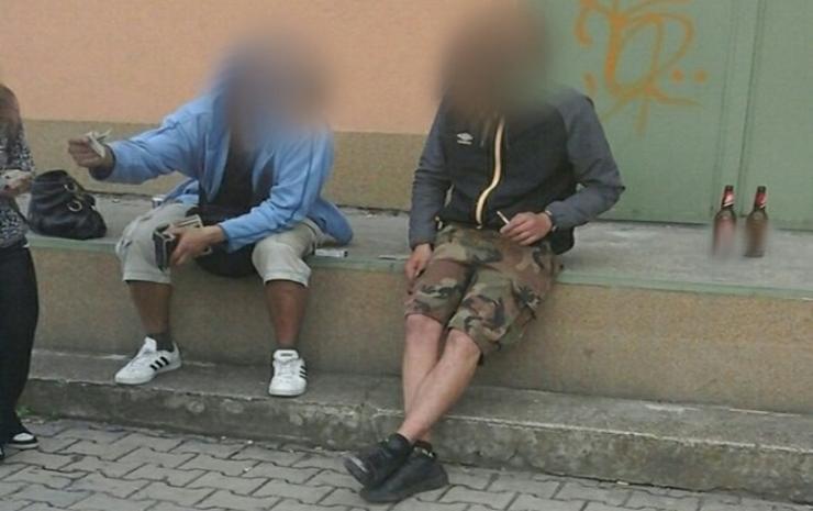 Muži v Chomutově popíjeli alkohol na veřejnosti, jeden skončil na policejní služebně