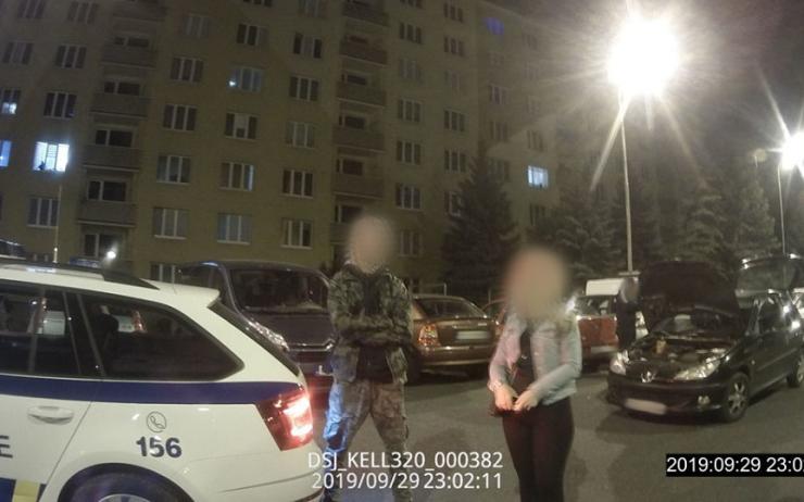 Zfetovaný řidič v Chomutově působil na strážníky nervózně, pak se prozradil zásadní chybou