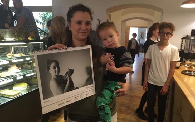 OBRAZEM: Pro záchranu koček ženy ukázaly svá těla a nafotily kalendář. Výtěžek půjde na pomoc toulavým kočkám