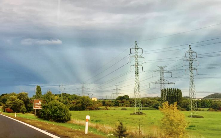 FOTO DNE: Nad krajinou se objevila zvláštní záře. Jako by bylo Slunce v zemi