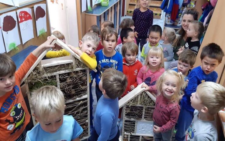 FOTO: Děti z mateřské školky na Hoře Sv. Šebestiána vyrobily dva domečky pro hmyz