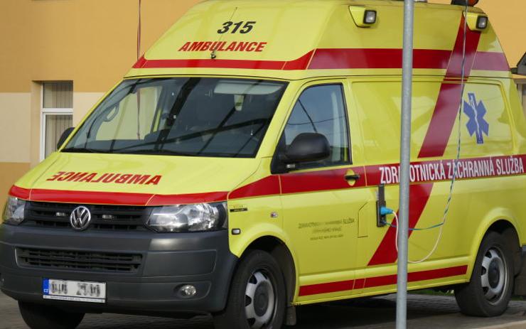 PRÁVĚ TEĎ: Střet auta s cyklistou v Jirkově, na místě jsou záchranáři
